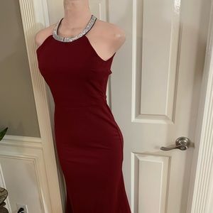 Women’s halter sleeveless burgundy dress size (M)